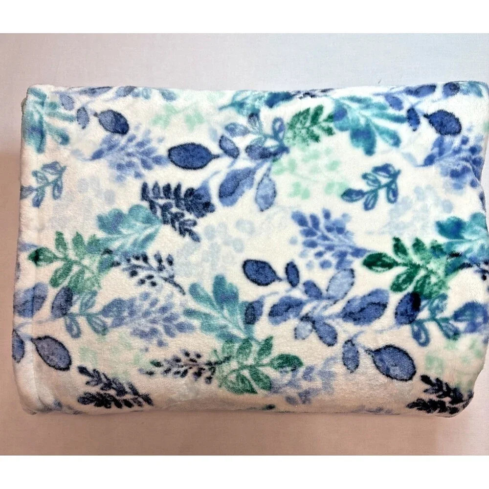 Better Homes & Gardens Oversized Luxury Throw Floral Blue White Plush 50